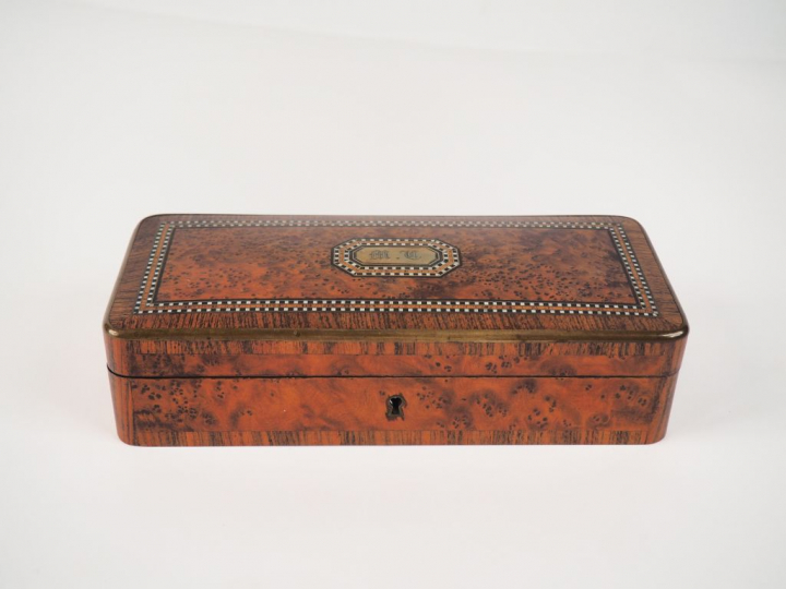 	TAHAN.  Coffret Napoléon III rectangulaire en marqueterie. Signé. Dim