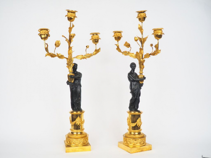 Paire de candélabres XIXème en bronze à patine brune et dorée figurant