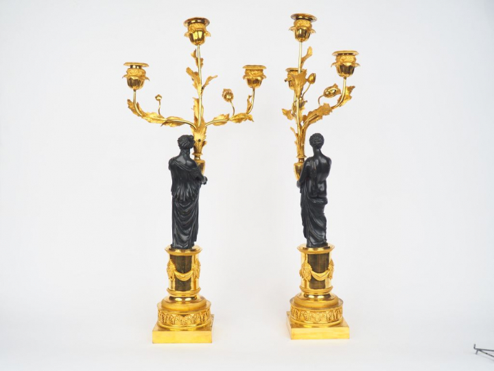 Paire de candélabres XIXème en bronze à patine brune et dorée figurant