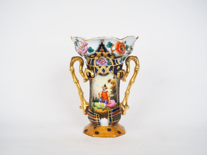 BAYEUX.  Vase Napoléon III en porcelaine polychrome à décor chinoisant