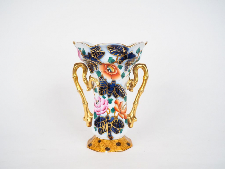 BAYEUX.  Vase Napoléon III en porcelaine polychrome à décor chinoisant