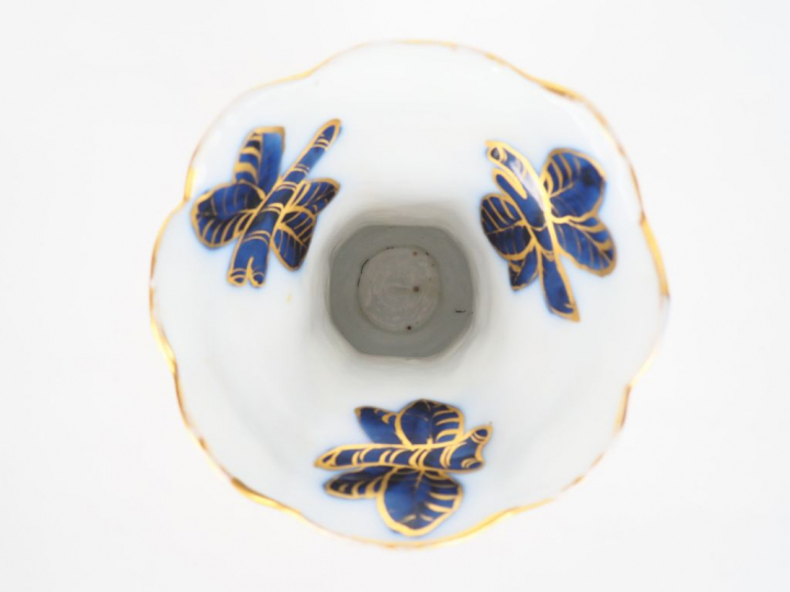 BAYEUX.  Vase Napoléon III en porcelaine polychrome à décor chinoisant
