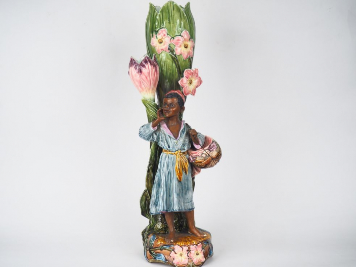 Grand vase fin XIXème en barbotine polychrome, décor en relief d'un je