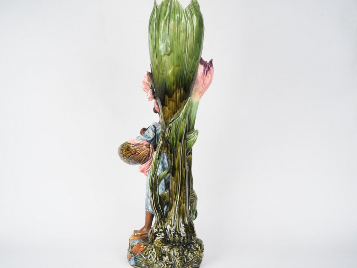Grand vase fin XIXème en barbotine polychrome, décor en relief d'un je