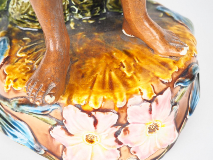 Grand vase fin XIXème en barbotine polychrome, décor en relief d'un je