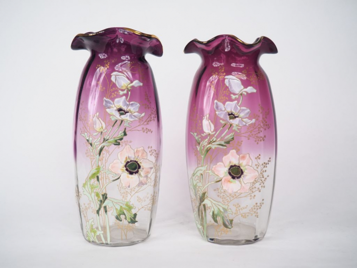 	Paire de vases ovoïdes Napoléon III en cristal translucide et mauve, 