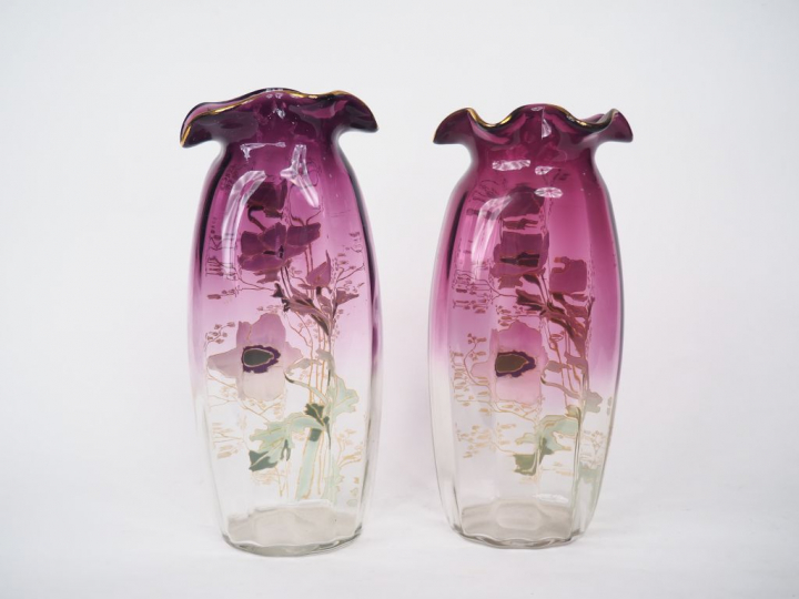 	Paire de vases ovoïdes Napoléon III en cristal translucide et mauve, 