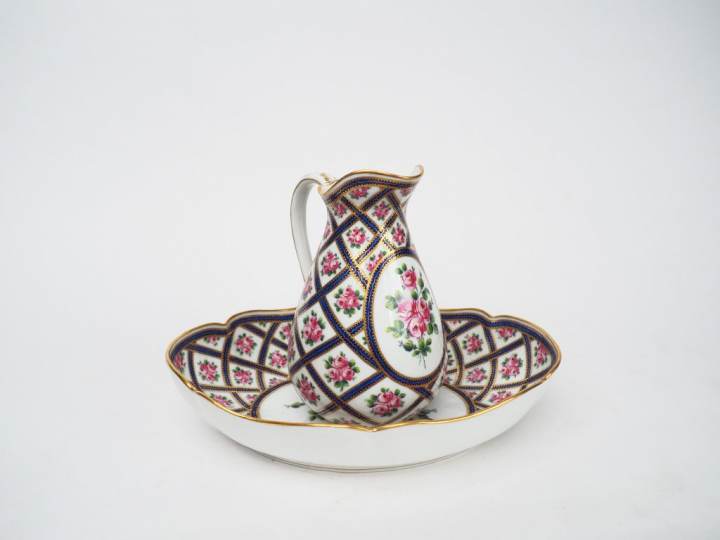 	Broc et son bassin en porcelaine de Sèvres XVIIIème, 1754, à décor de