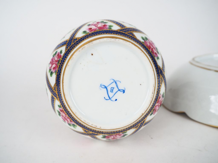 	Broc et son bassin en porcelaine de Sèvres XVIIIème, 1754, à décor de