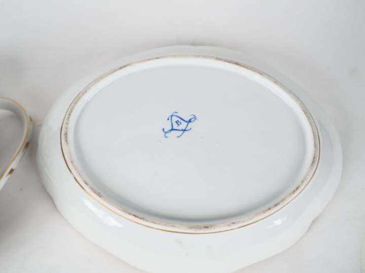 	Broc et son bassin en porcelaine de Sèvres XVIIIème, 1754, à décor de