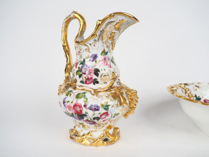 Grande verseuse et son bassin Napoléon III en porcelaine de Paris, Nap