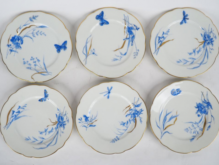 12 assiettes Napoléon III  en porcelaine, à décor en camaïeu bleu reha