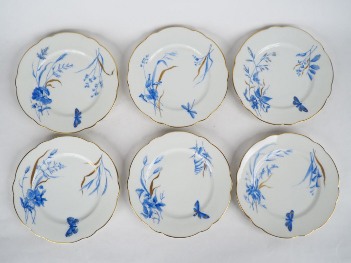 12 assiettes Napoléon III  en porcelaine, à décor en camaïeu bleu reha