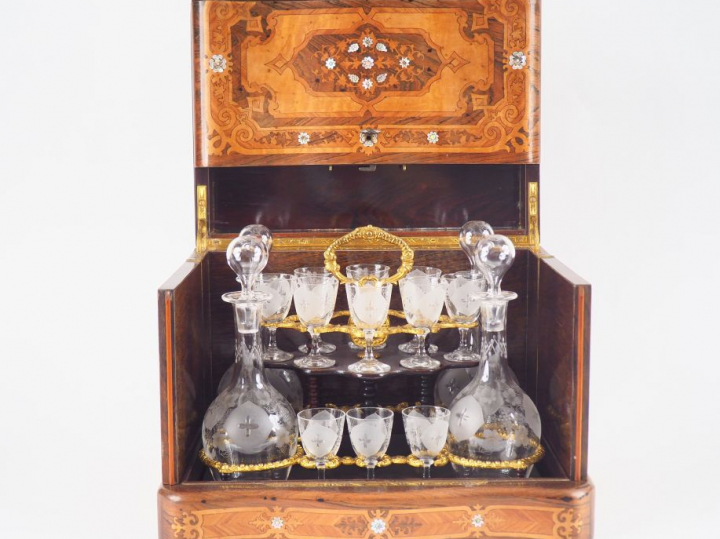 Cave à liqueur Napoléon III en marqueterie de palissandre et de bois c