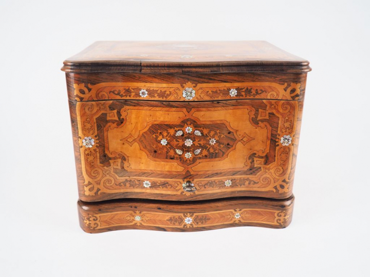 Cave à liqueur Napoléon III en marqueterie de palissandre et de bois c