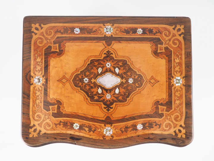 Cave à liqueur Napoléon III en marqueterie de palissandre et de bois c