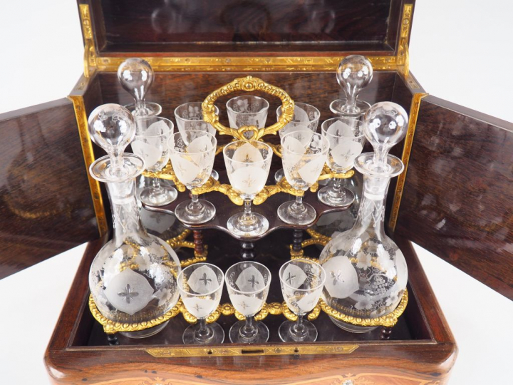 Cave à liqueur Napoléon III en marqueterie de palissandre et de bois c