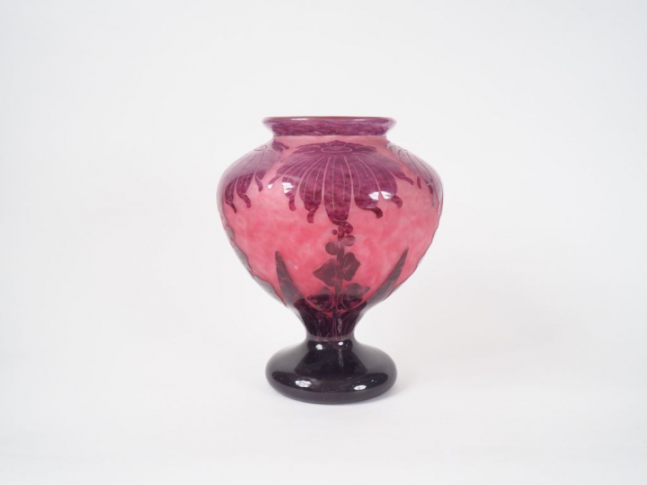 LE VERRE FRANÇAIS. Vase "dalhias" en verre poudré rose doublé de verre