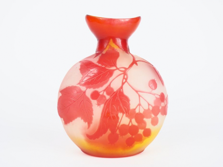 GALLE.  Vase ovoïde en verre à décor gravé en camée à l'acide de grose