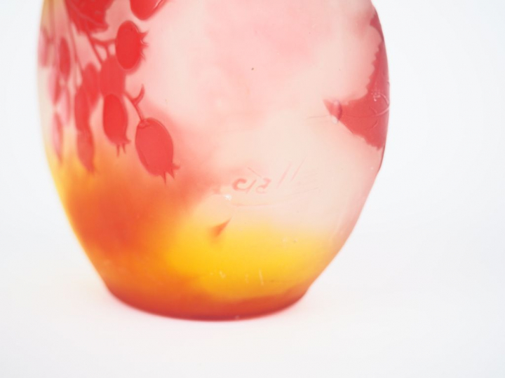 GALLE.  Vase ovoïde en verre à décor gravé en camée à l'acide de grose