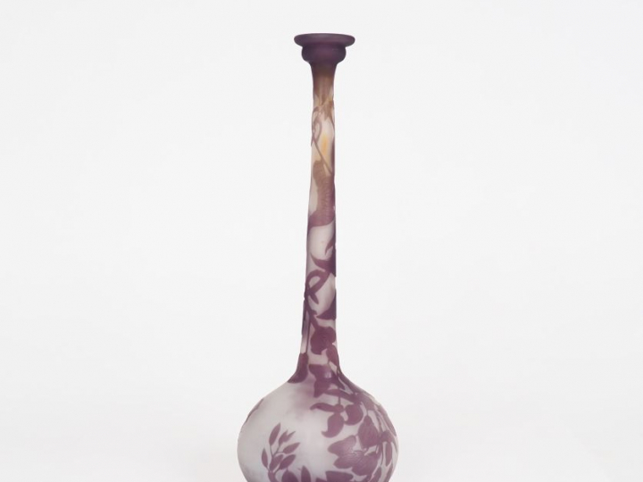 GALLE.  Soliflore en verre gravé en camée à l’acide à décor de glycine