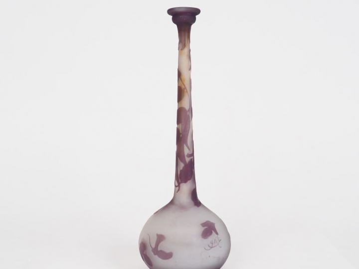 GALLE.  Soliflore en verre gravé en camée à l’acide à décor de glycine