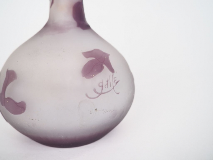 GALLE.  Soliflore en verre gravé en camée à l’acide à décor de glycine