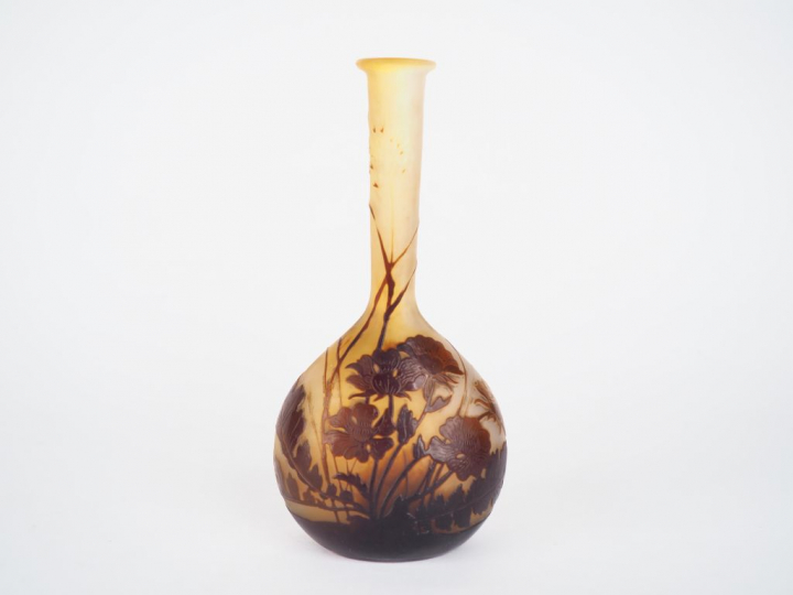 GALLE.  Soliflore en verre à décor gravé en camée à l’acide de fleurs 