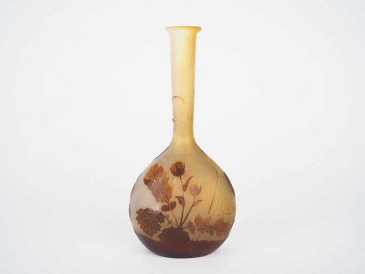 GALLE.  Soliflore en verre à décor gravé en camée à l’acide de fleurs 