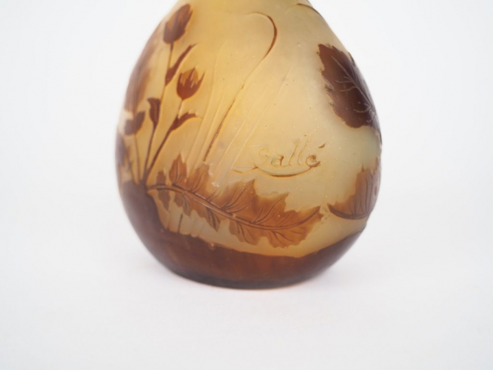 GALLE.  Soliflore en verre à décor gravé en camée à l’acide de fleurs 