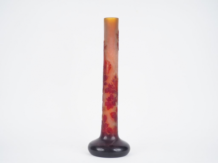 GALLE Grand vase tube en verre à décor gravé en camée et à l'acide de 