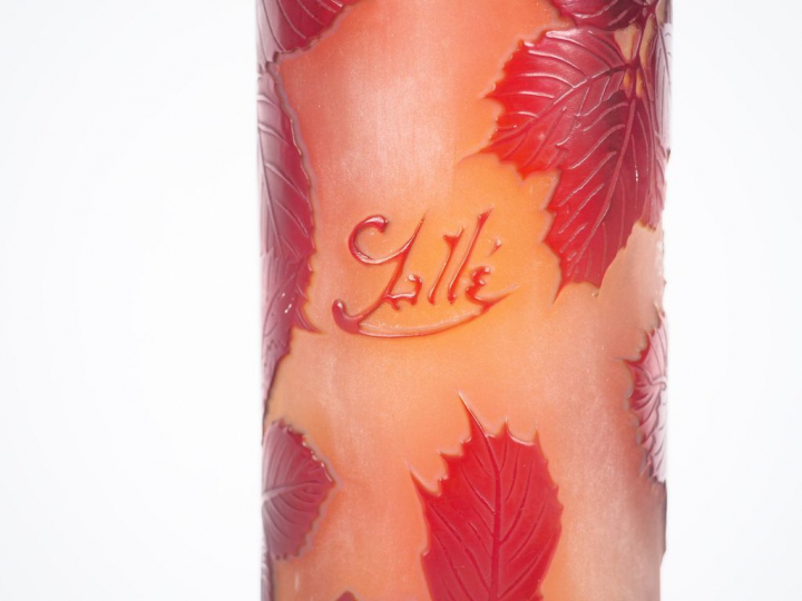 GALLE Grand vase tube en verre à décor gravé en camée et à l'acide de 