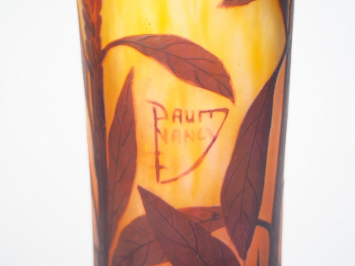 DAUM.  Vase sur piédouche en verre à décor gravé en camée et à l’acide