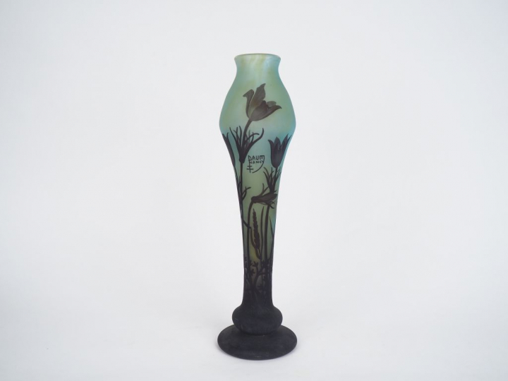 DAUM.  Vase balustre sur pied renflé en verre à décor gravé en camée e