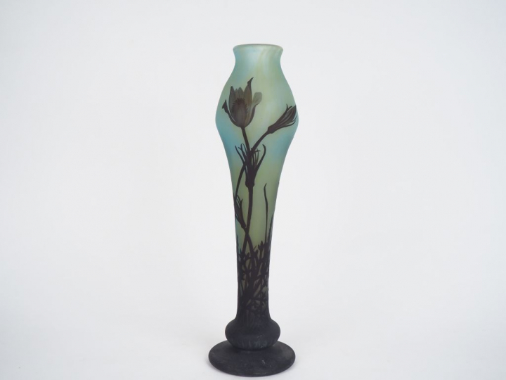 DAUM.  Vase balustre sur pied renflé en verre à décor gravé en camée e