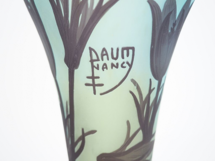 DAUM.  Vase balustre sur pied renflé en verre à décor gravé en camée e