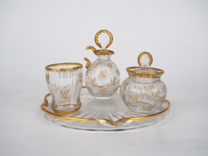 DAUM.  Petit service de nuit en cristal émaillé et doré à décor de cha