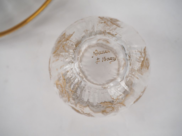 DAUM.  Petit service de nuit en cristal émaillé et doré à décor de cha