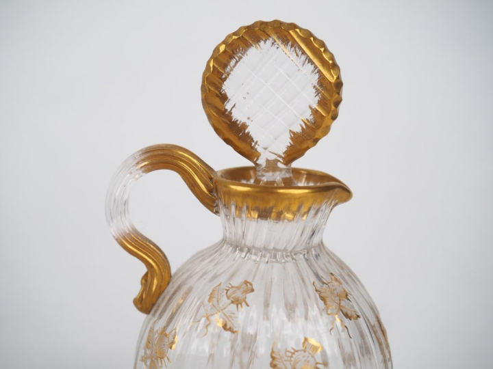 DAUM.  Petit service de nuit en cristal émaillé et doré à décor de cha