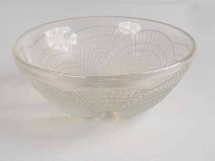 LALIQUE.  Coupe en verre opalescent à décor de coquillages. Signée.