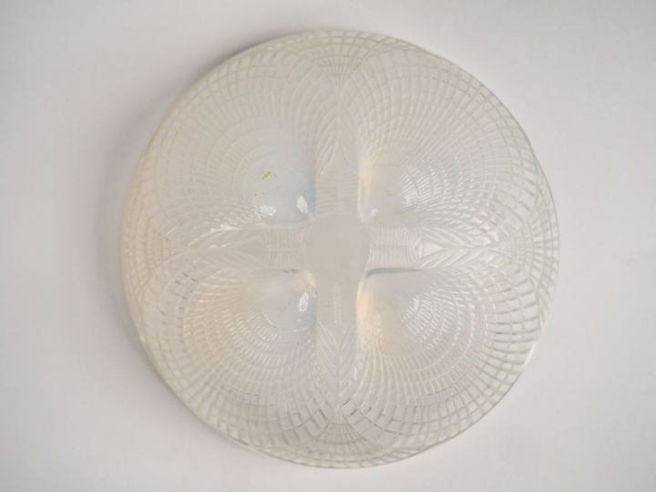 LALIQUE.  Coupe en verre opalescent à décor de coquillages. Signée.