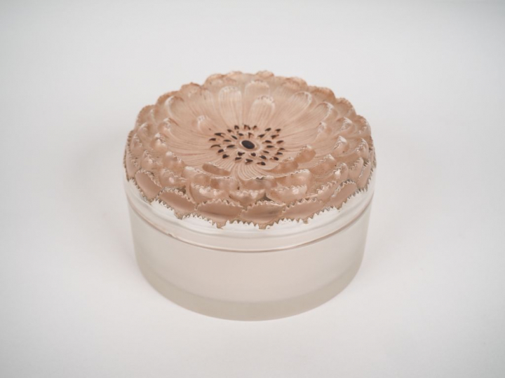 LALIQUE.  Poudrier en cristal et émail. Signé.