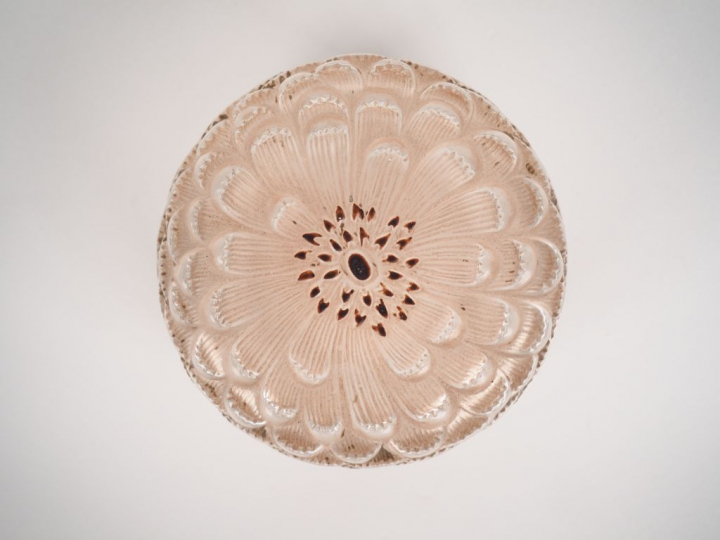 LALIQUE.  Poudrier en cristal et émail. Signé.