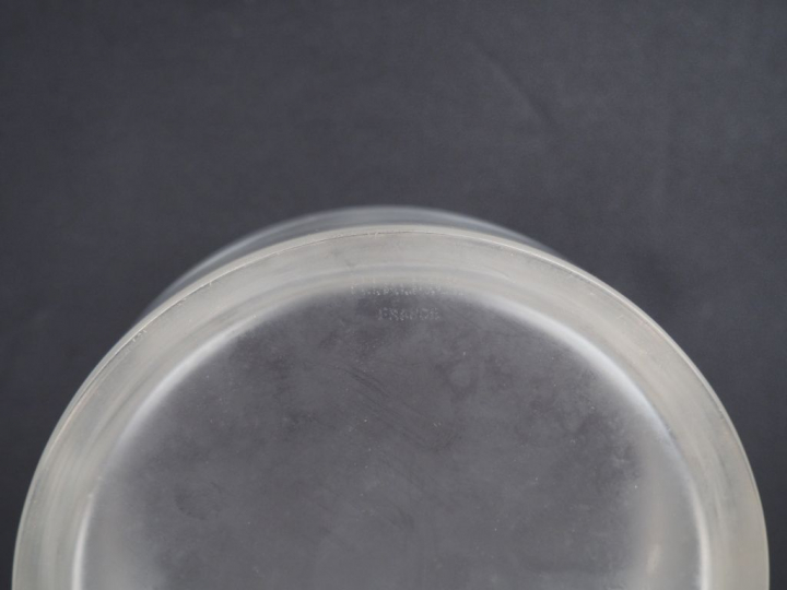 LALIQUE.  Poudrier en cristal et émail. Signé.