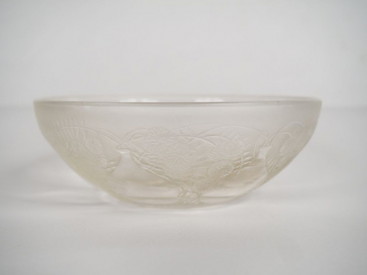 	R. LALIQUE.  Petite coupe à décor gravé de fleurs. Signée.