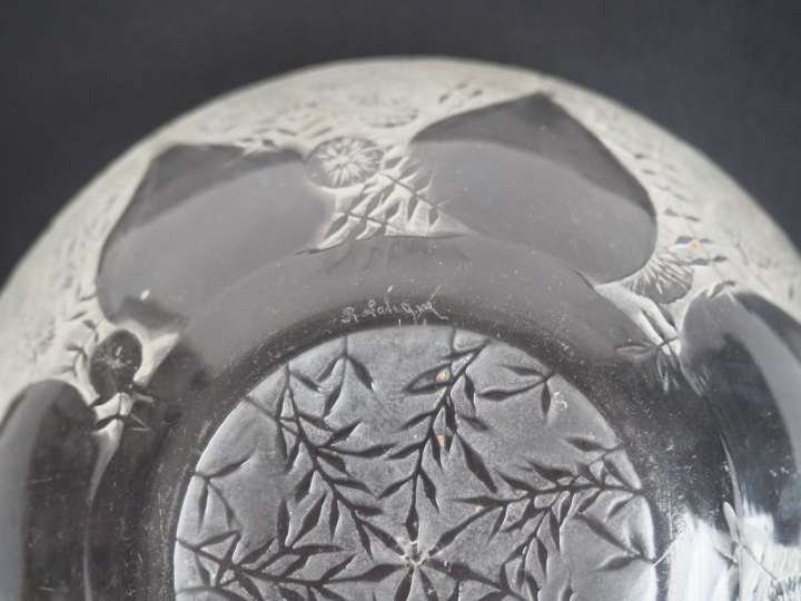 	R. LALIQUE.  Petite coupe à décor gravé de fleurs. Signée.