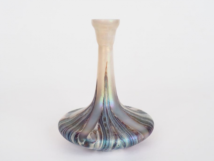 LOETZ.  Soliflore 1900 en verre irisé, non signé. H. 14 cm.