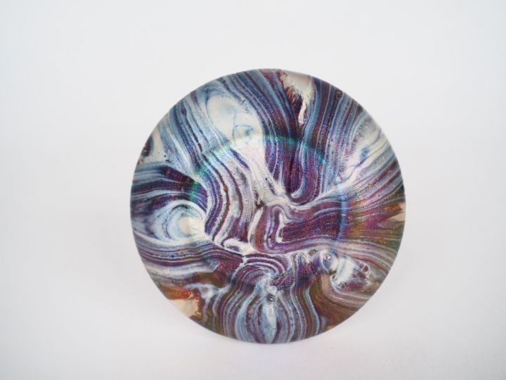 LOETZ.  Soliflore 1900 en verre irisé, non signé. H. 14 cm.