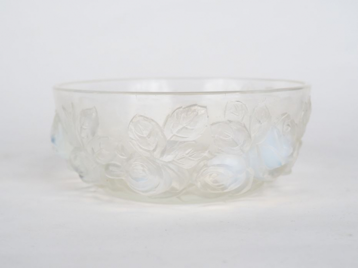VERLYS.  Coupelle en verre à décor de roses en relief et légèrement op