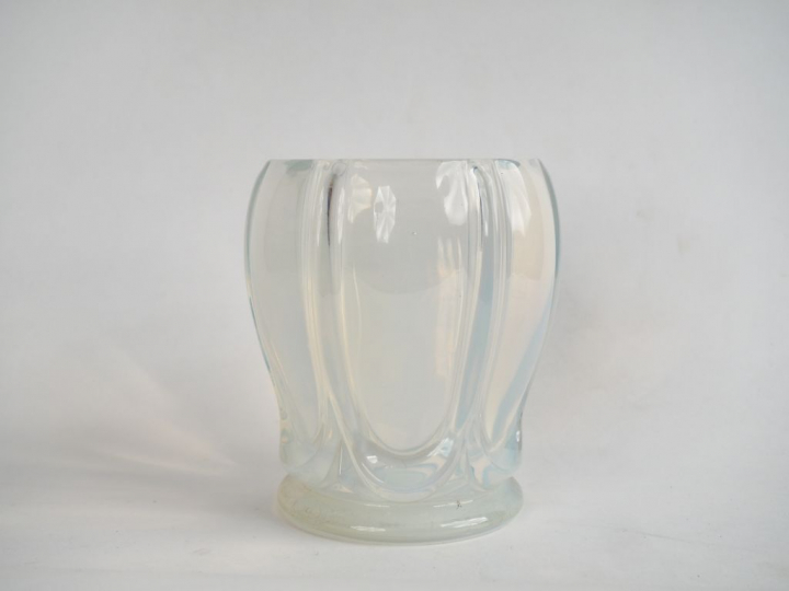 SABINO ou VERLYS .  Vase ovoïde en verre opalescent. H. 15 cm.